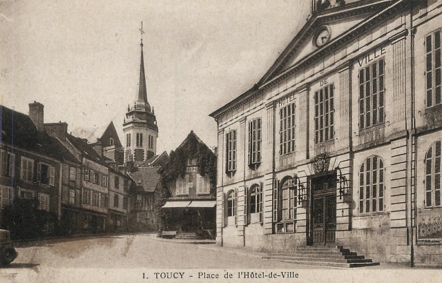 Toucy (89) La place de l'Hôtel de ville CPA