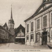 Toucy (89) La place de l'Hôtel de ville CPA