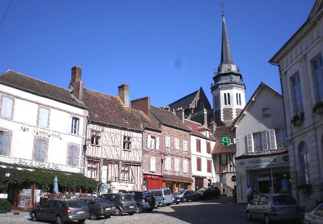 Toucy (89) La place de l'Hôtel de ville