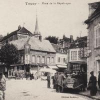 Toucy (89) La place de la République CPA