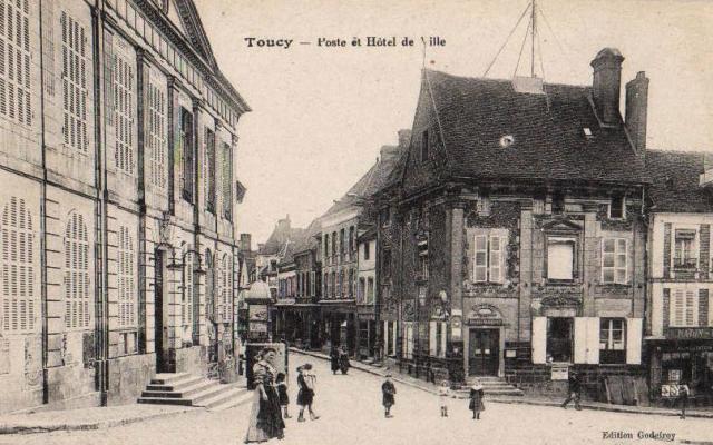 Toucy (89) La Poste et l'Hôtel de ville CPA