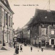 Toucy (89) La Poste et l'Hôtel de ville CPA