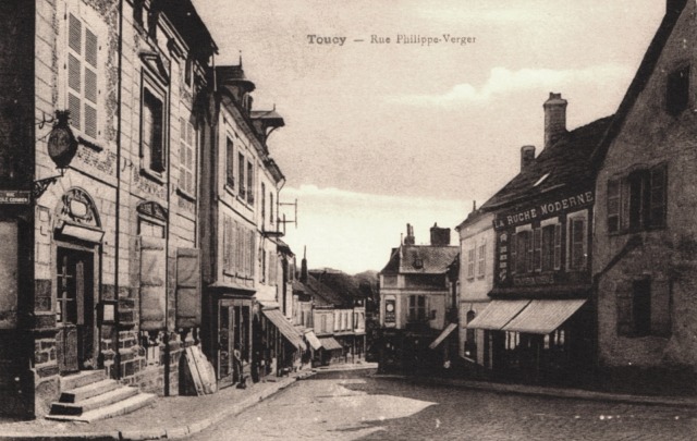 Toucy (89) La rue Philippe Verger CPA