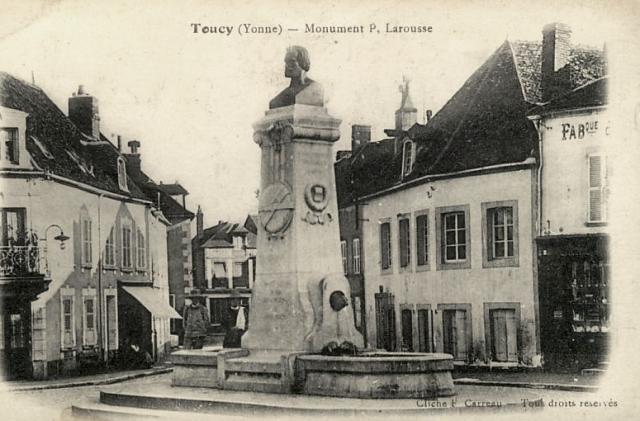 Toucy (89) La statue de Pierre Larousse CPA