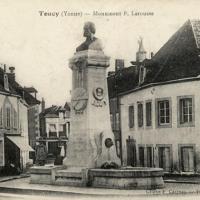 Toucy (89) La statue de Pierre Larousse CPA