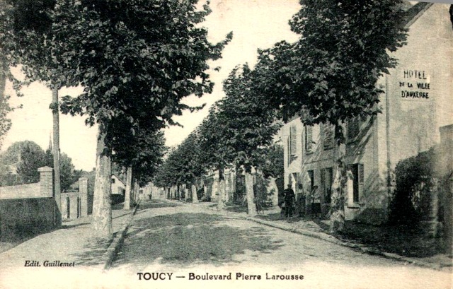 Toucy (89) Le Boulevard Pierre Larousse CPA