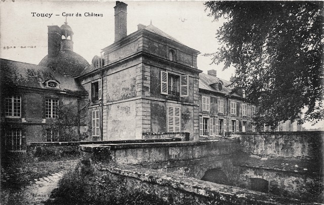 Toucy (89) Le château de la Motte-Miton, la cour CPA