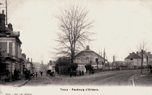 Toucy (89) Le faubourg d'Orléans CPA