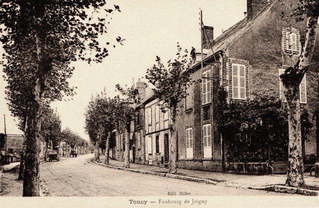 Toucy (89) Le faubourg de Joigny CPA