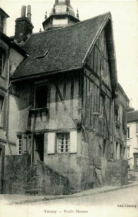 Toucy (89) Une maison à colombages CPA