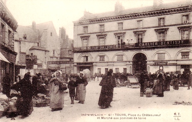 Tours (37) Place du Chateauneuf CPA