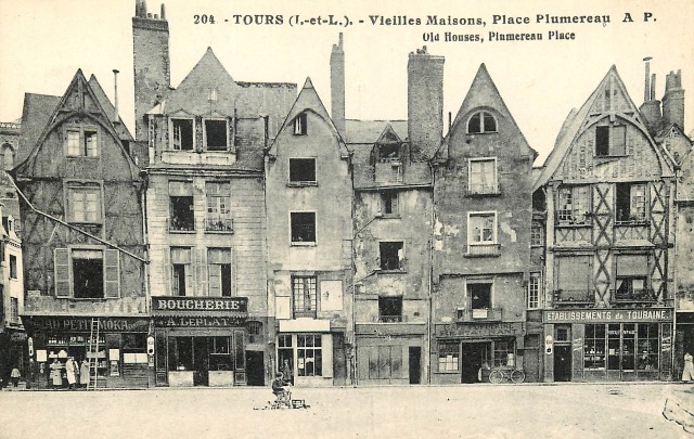 Tours (37) Vieilles maisons, place Plumereau CPA