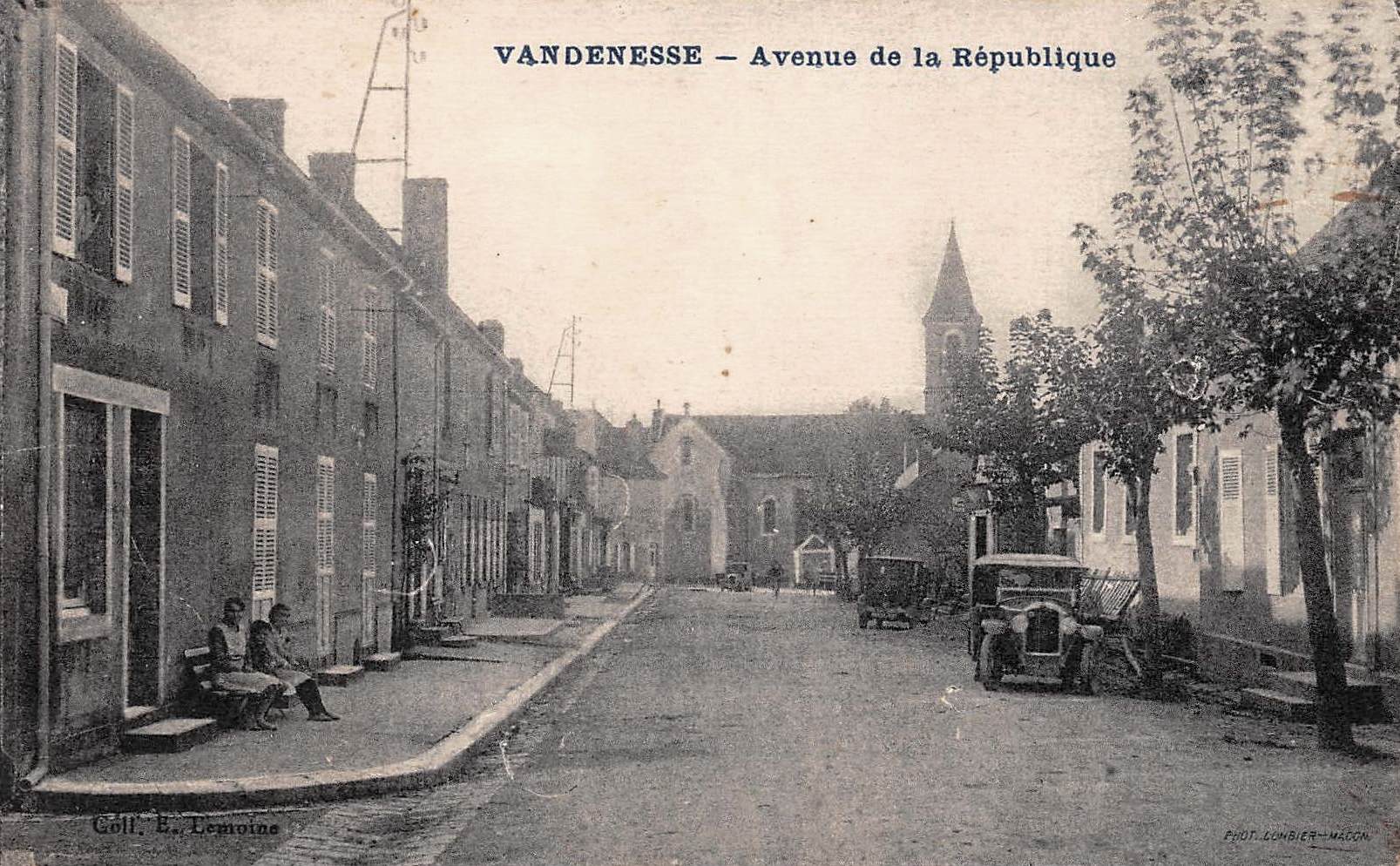 Vandenesse (Nièvre) L'avenue de la République CPA