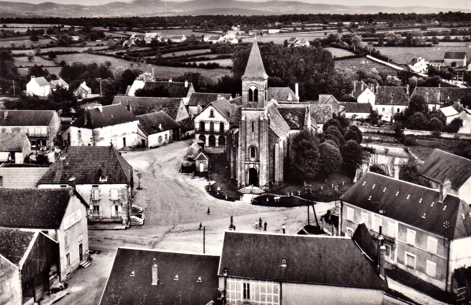 Vandenesse (Nièvre) L'église Saint Saturnin CPA