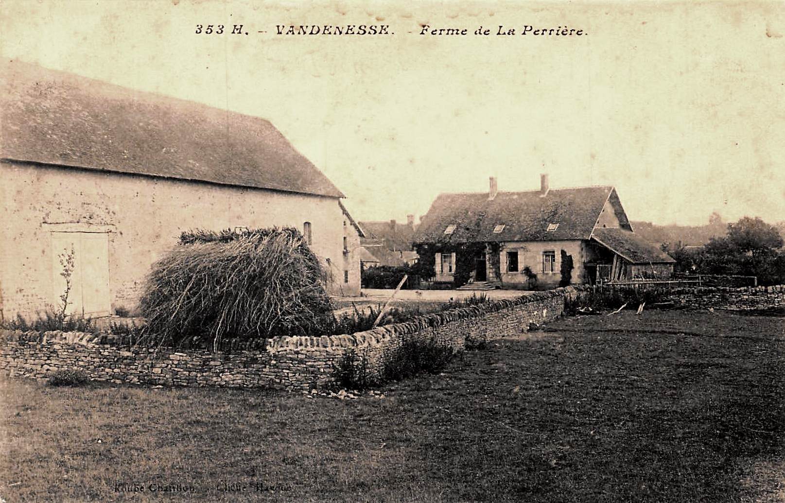 Vandenesse (Nièvre) La ferme de La Perrière CPA