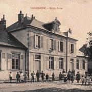 Vandenesse (Nièvre) La Mairie et l'école CPA