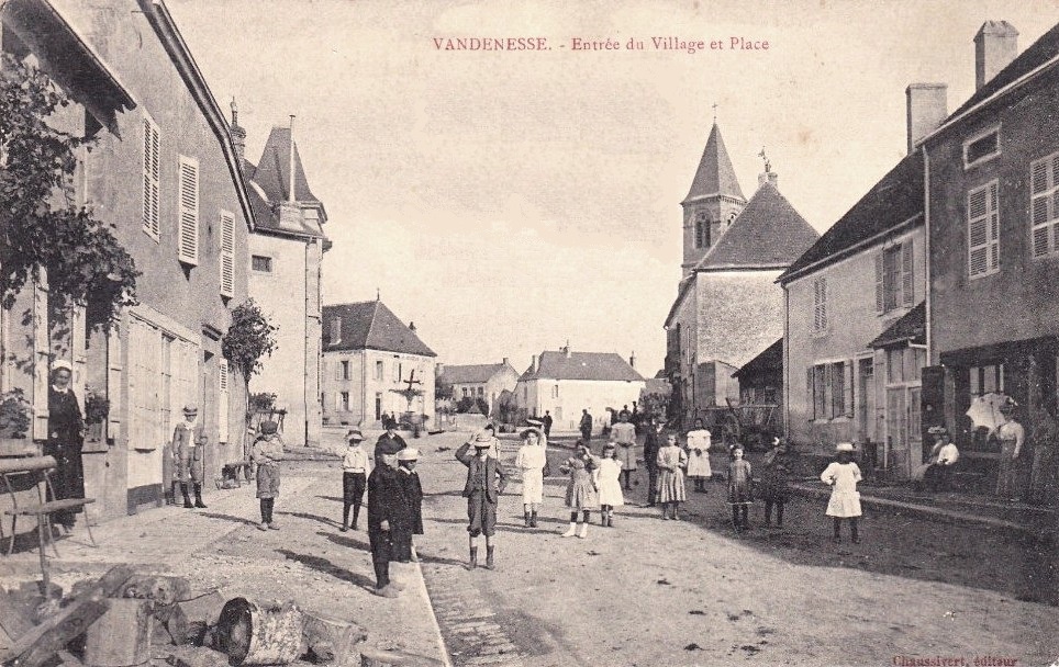 Vandenesse (Nièvre) La place CPA