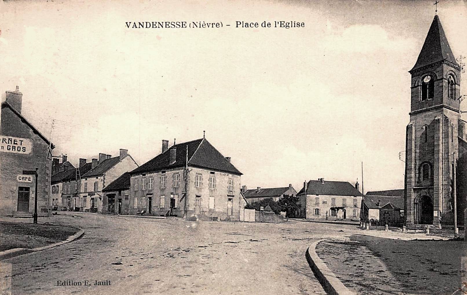 Vandenesse (Nièvre) La place de l'église CPA