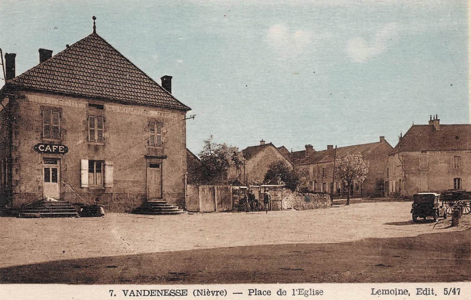 Vandenesse (Nièvre) La place de l'église, le café CPA