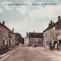 La route de Moulins-Engilbert CPA
