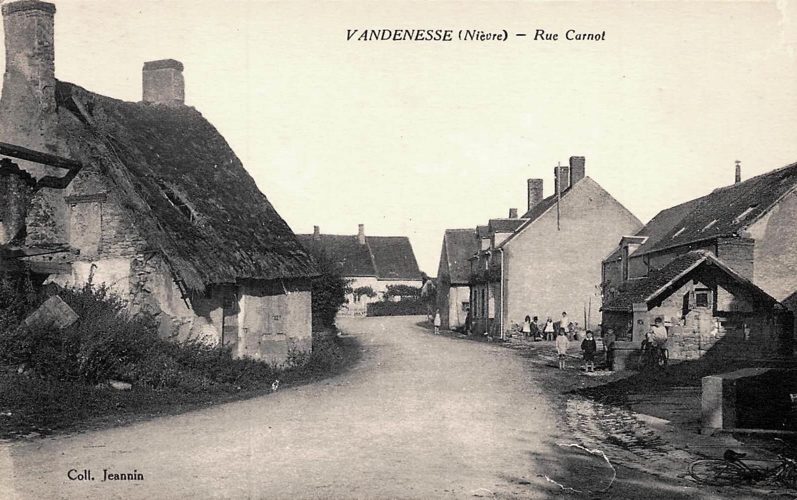 Vandenesse (Nièvre) La rue Carnot CPA