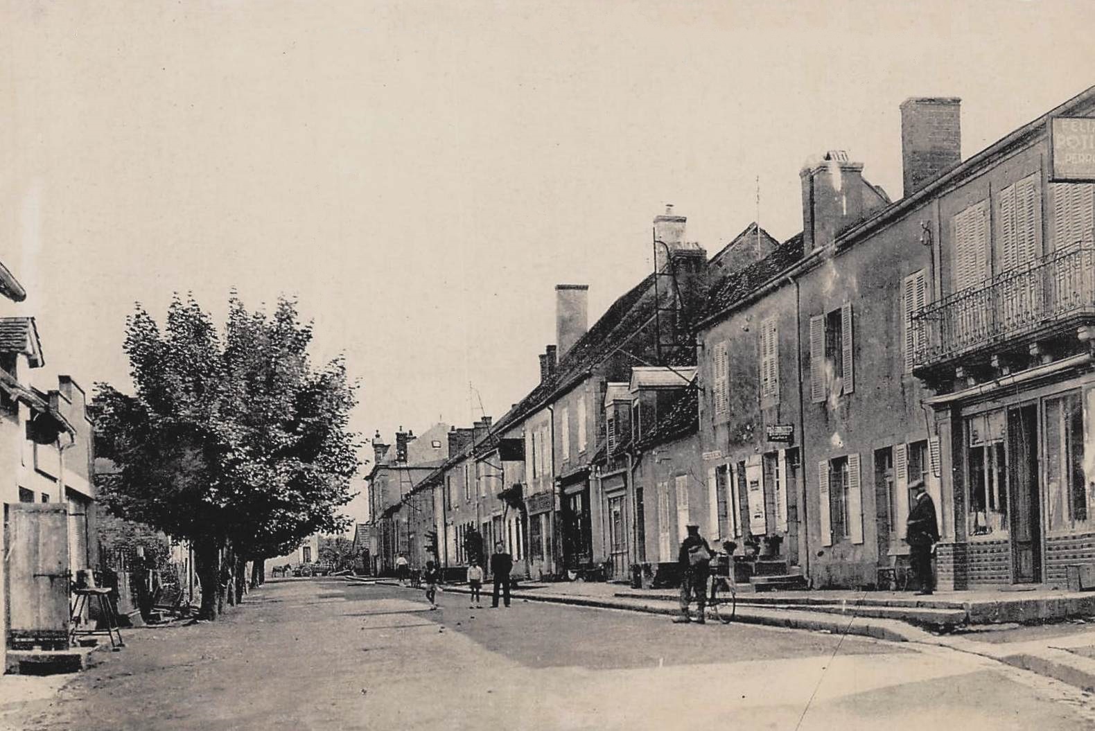 Vandenesse (Nièvre) La rue de la République CPA