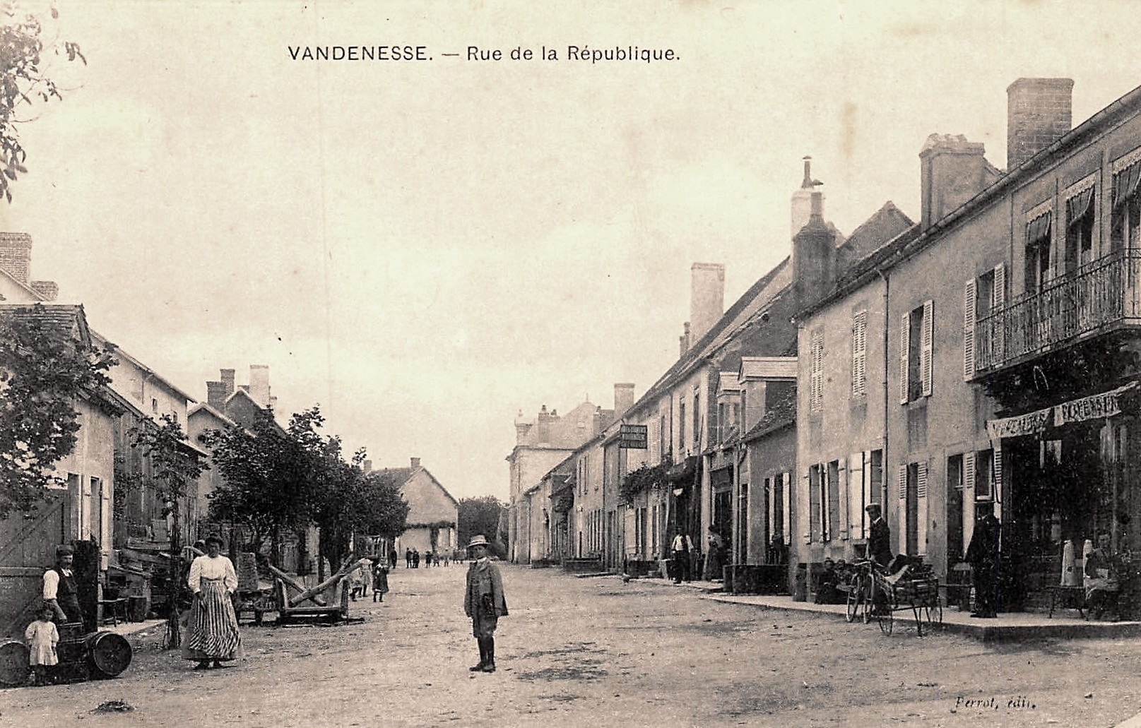 Vandenesse (Nièvre) La rue de la République CPA