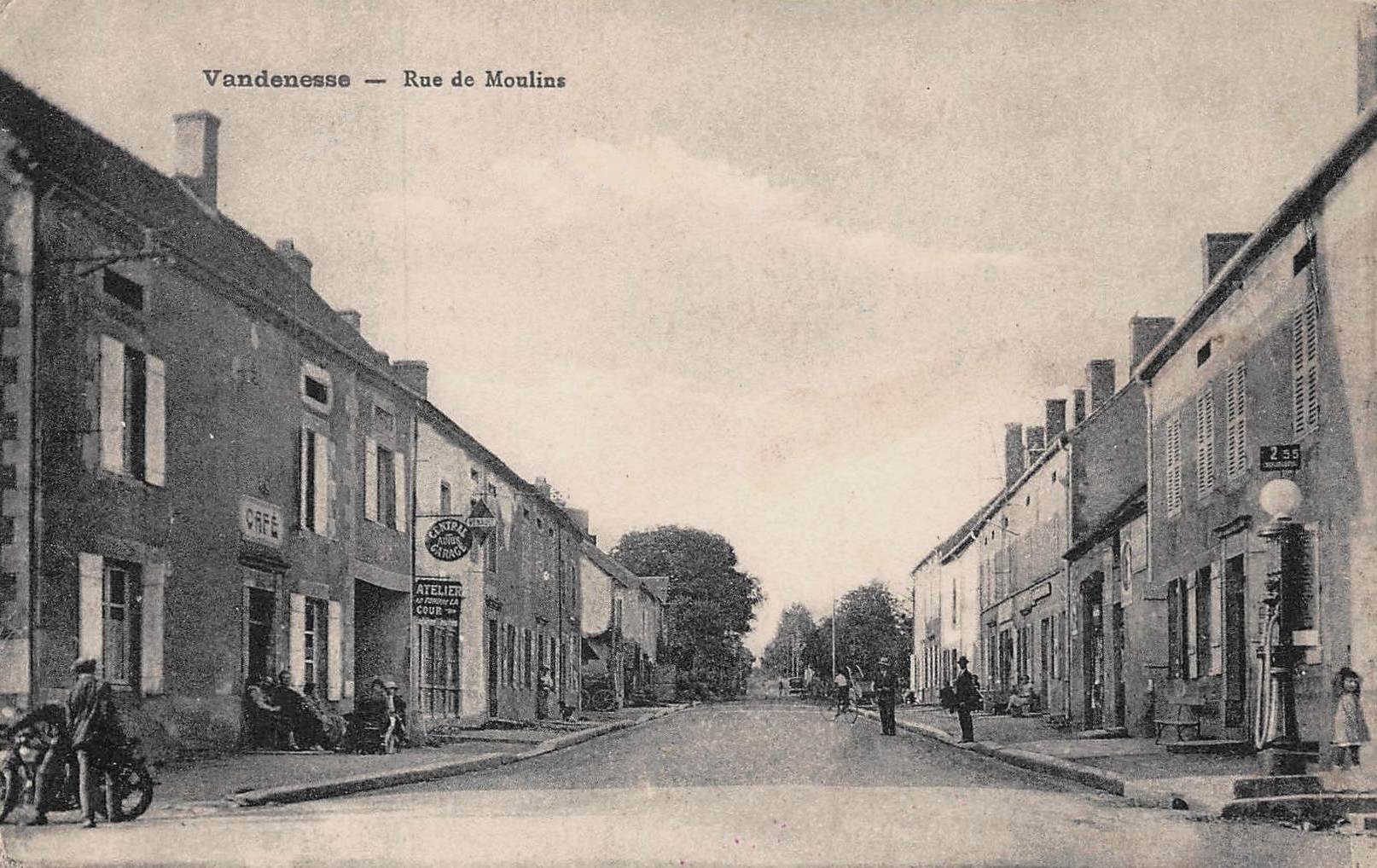 Vandenesse (Nièvre) La rue des Moulins CPA