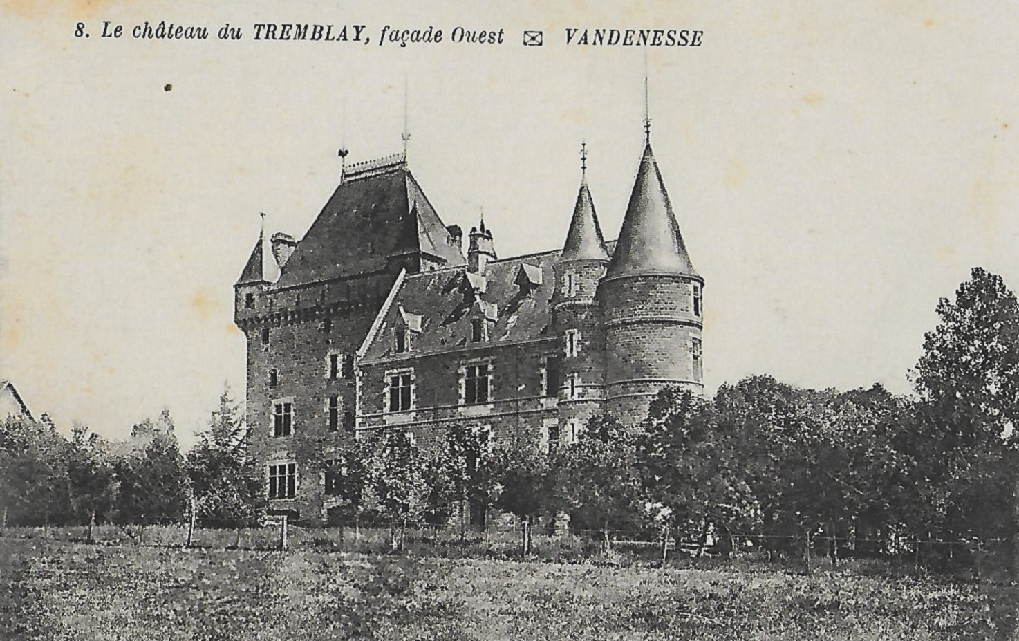 Vandenesse (Nièvre) Le château du Tremblay CPA