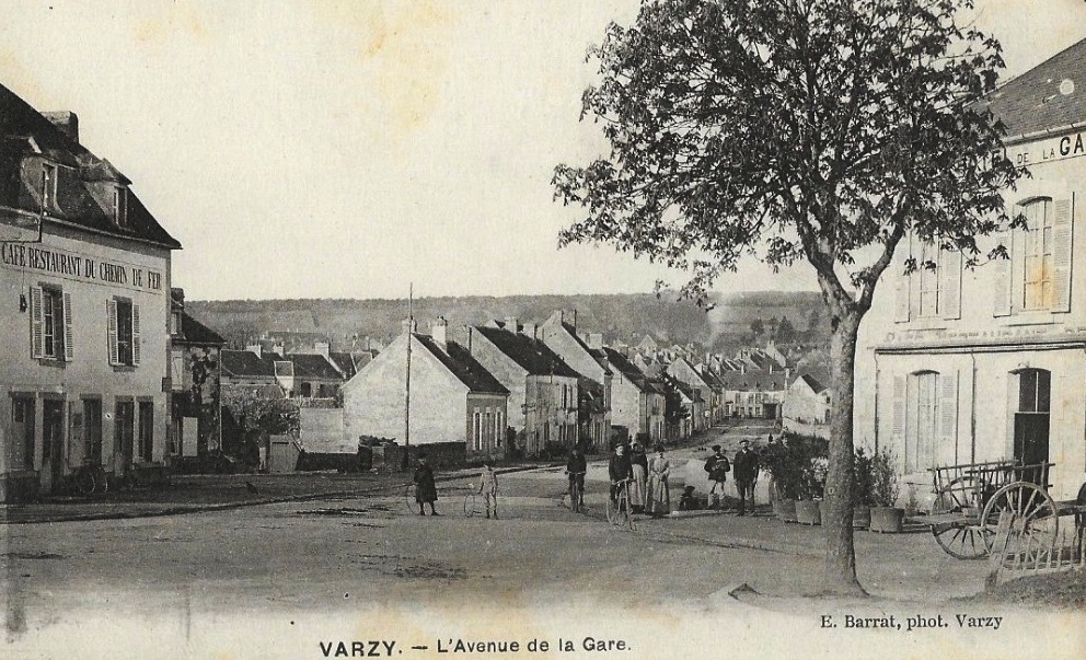 Varzy (Nièvre) L'avenue de la Gare CPA