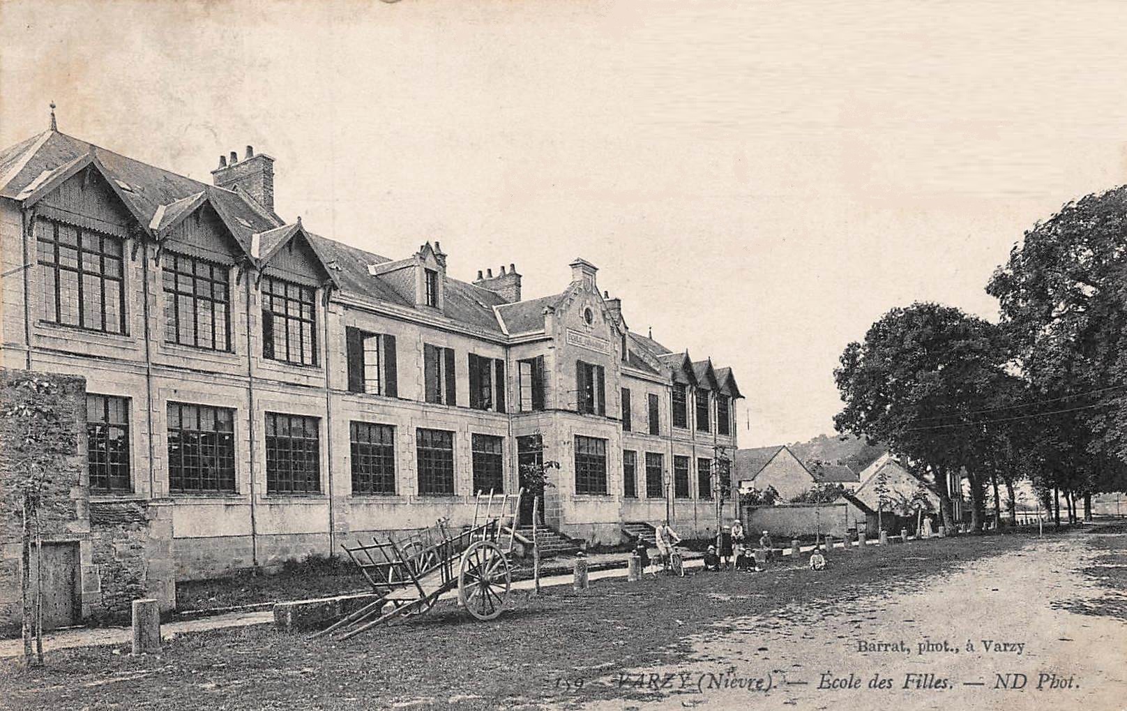 Varzy (Nièvre) L'école des filles CPA