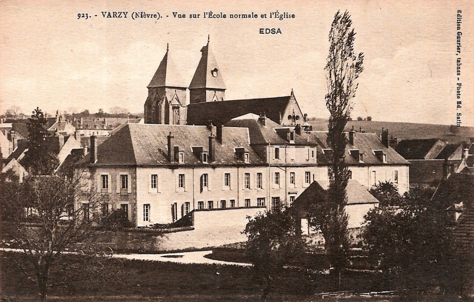 Varzy (Nièvre) L'école Normale et l'église Saint Pierre CPA