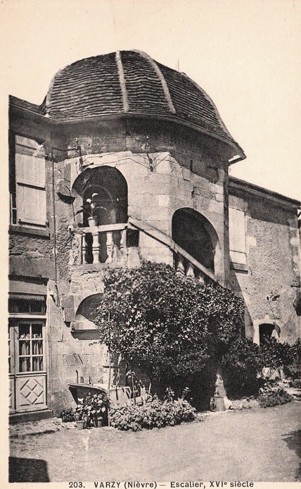 Varzy (Nièvre) L'escalier du XVIème siècle CPA