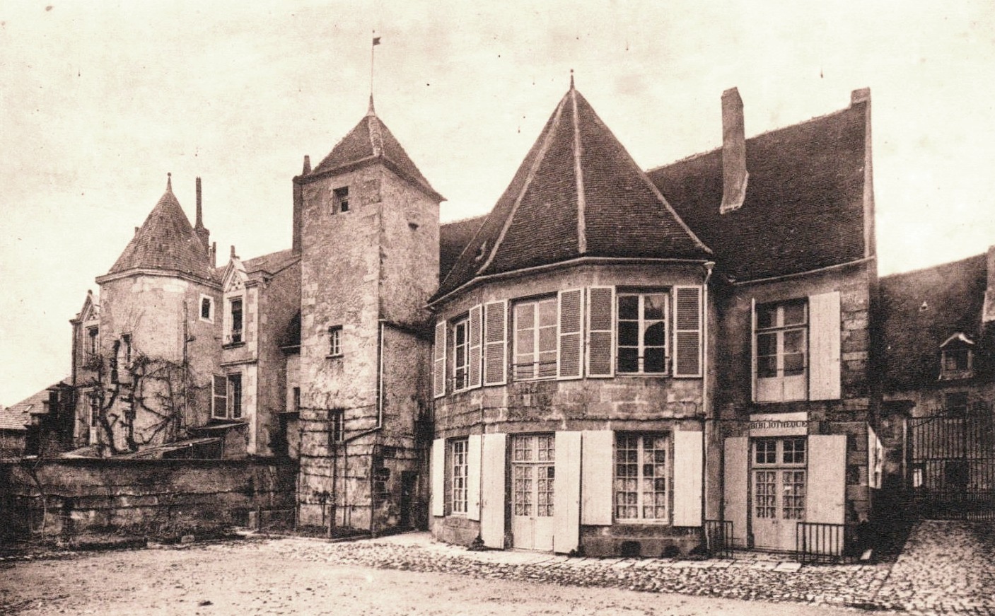 Varzy (Nièvre) L'Hôtel de Ville CPA