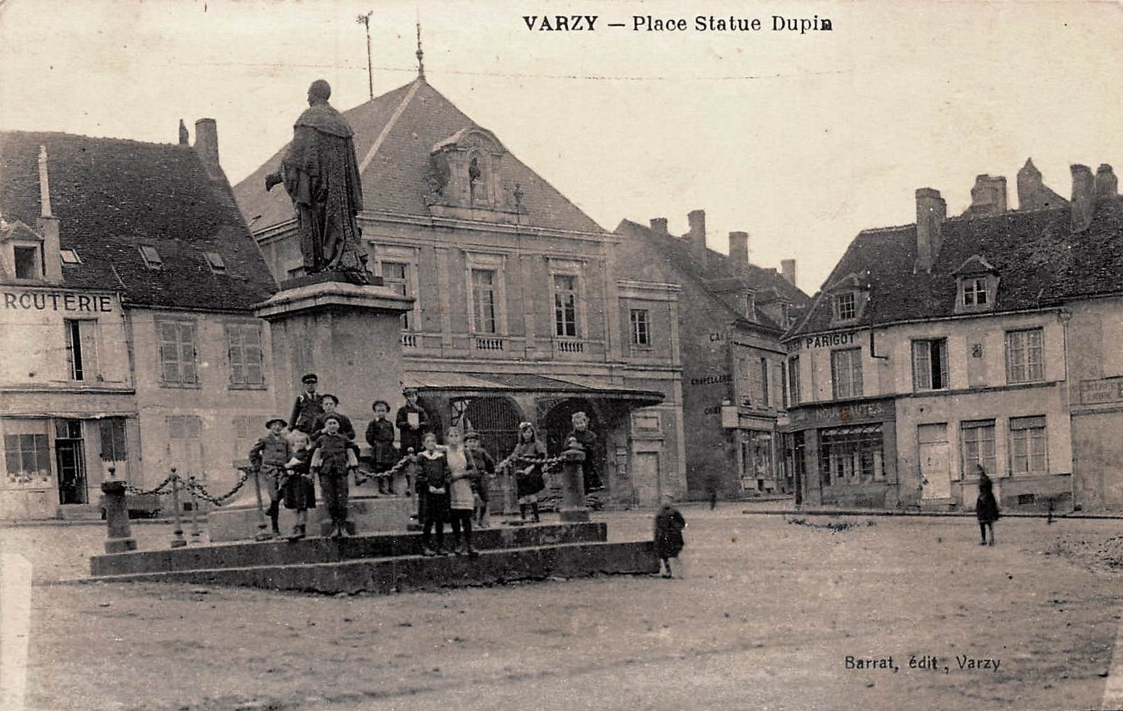 Varzy (Nièvre) La place et la statue de Dupin CPA