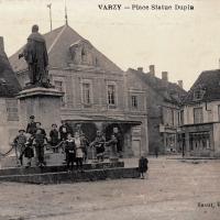 La place et la statue de Dupin CPA