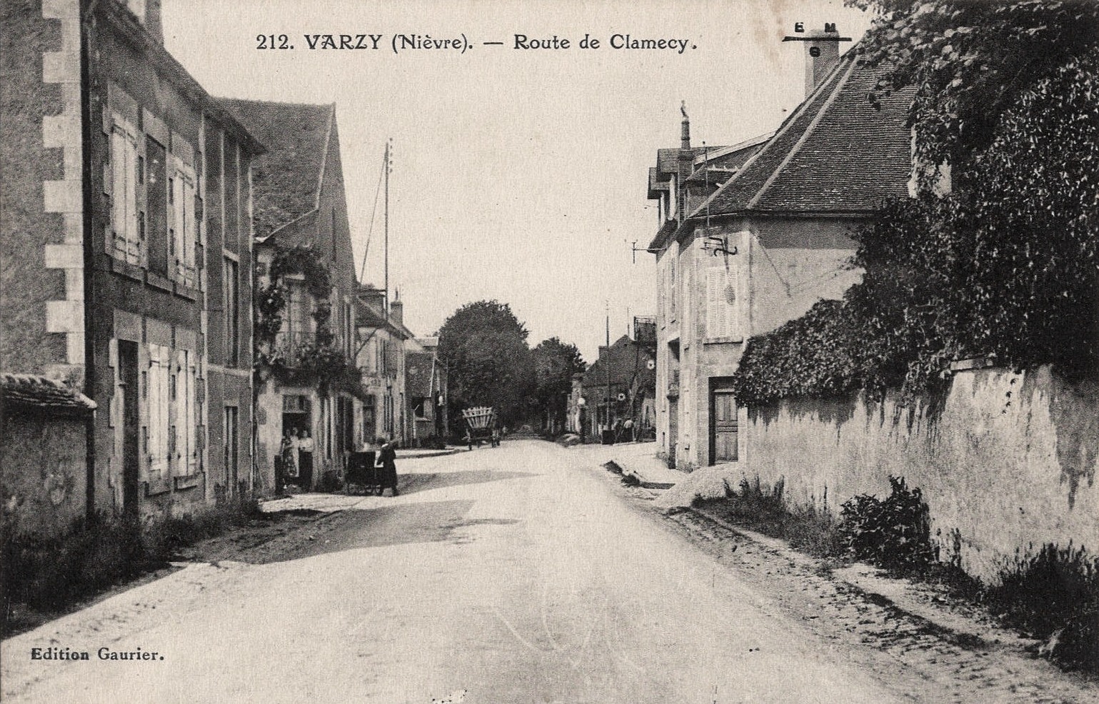Varzy (Nièvre) La route de Clamecy CPA