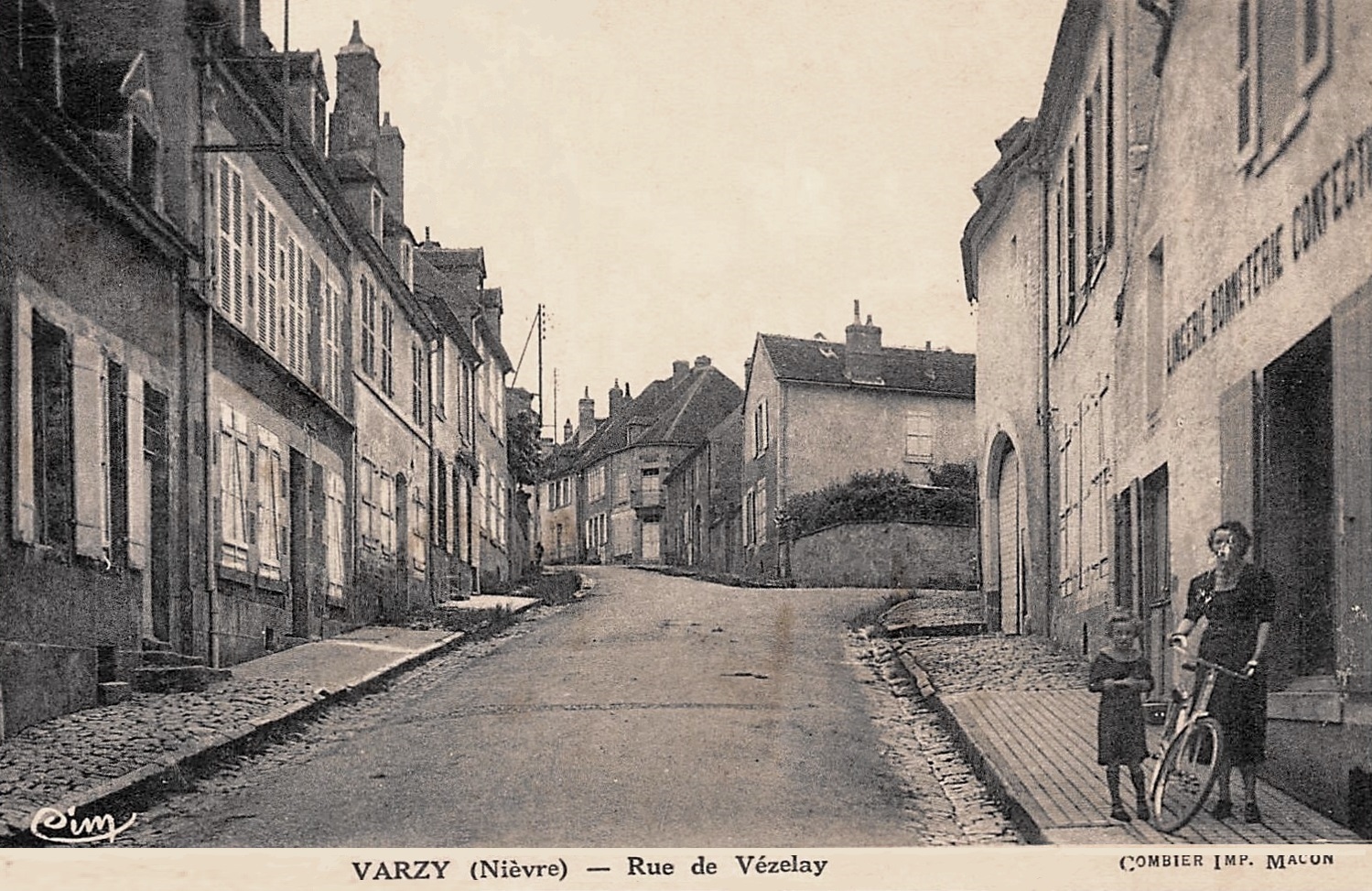 Varzy (Nièvre) La rue de Vézelay CPA