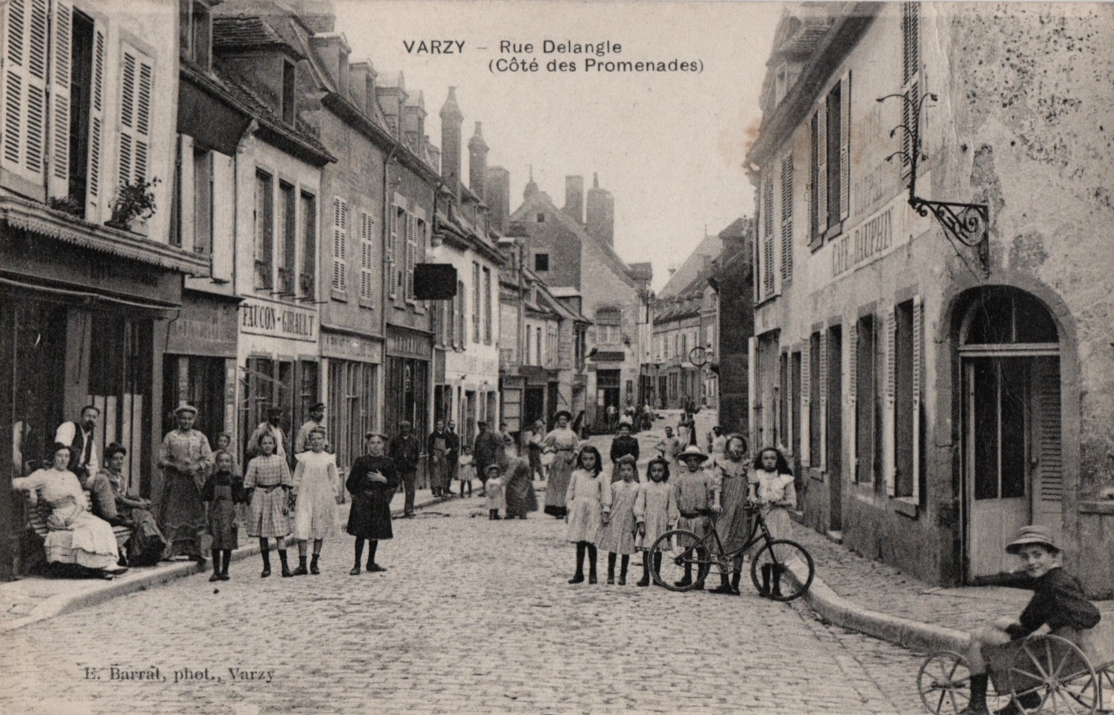 Varzy (Nièvre) La rue Delangle CPA