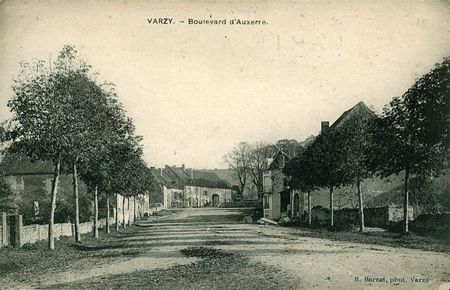 Varzy (Nièvre) Le Boulevard d'Auxerre CPA