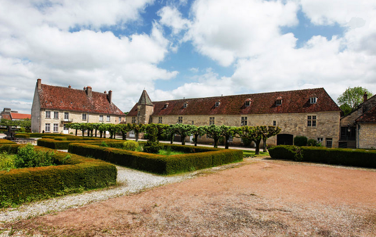 Varzy (Nièvre) Le château