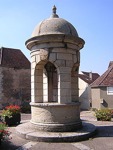 Varzy (Nièvre) Le puits public