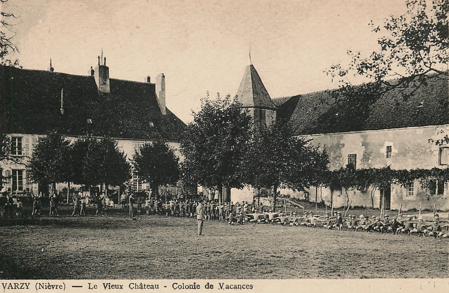 Varzy (Nièvre) Le vieux château CPA