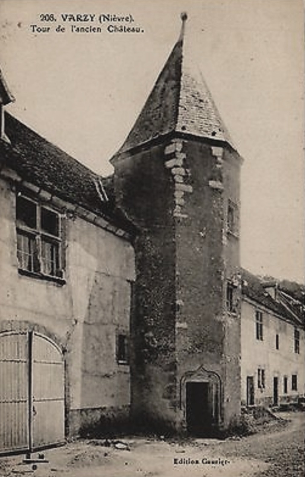 Varzy (Nièvre) Le vieux château, une tour CPA
