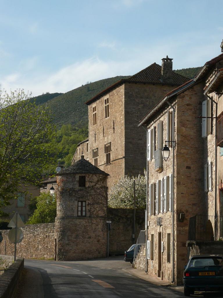 Versols-et-Lapeyre (Aveyron) Le château de Versols