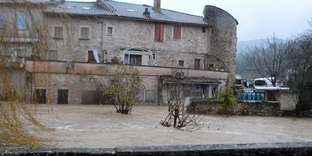Versols-et-Lapeyre (Aveyron) La Sorgues en crue en 2014