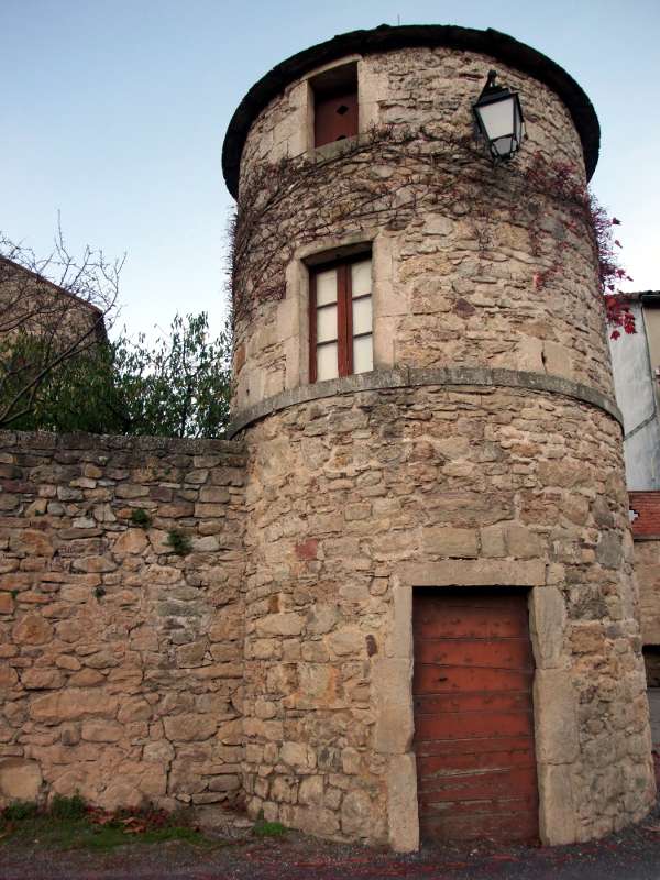 Versols-et-Lapeyre (Aveyron) Versols, mur d'enceinte