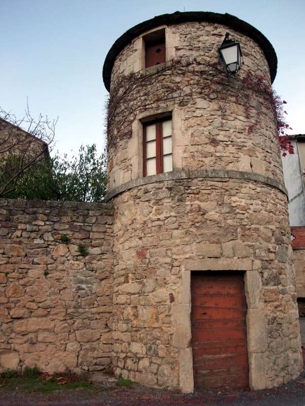 Versols, le mur d'enceinte