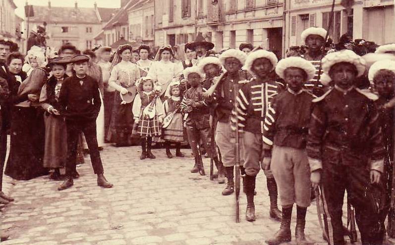 Vieils-Maisons (Aisne) CPA cavalcade 1910