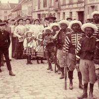 Vieils-Maisons (Aisne) CPA cavalcade 1910
